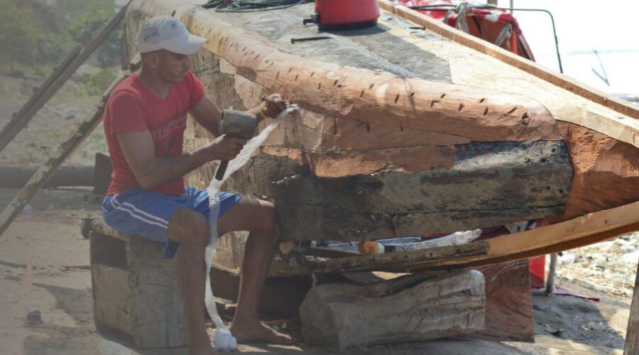 Why choose water damage restoration service for commercial flood cleanup in Florissant